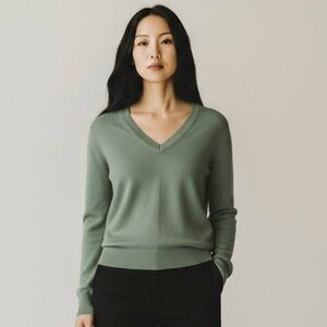 Vince sweater cashmere wool women’s size XS green v neck pullover soft luxury